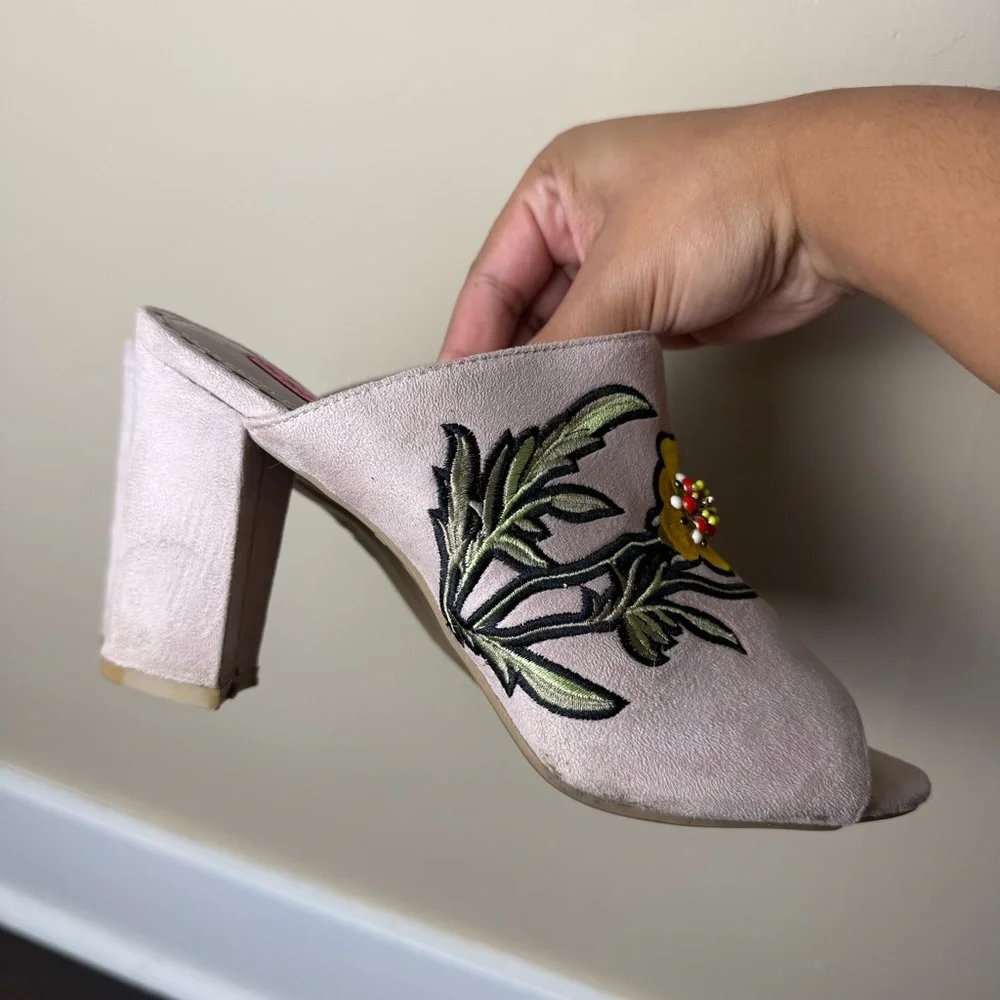 Betsey Johnson Yellow Floral Embroidered Mules Size 9ā - Picture 4 of 15